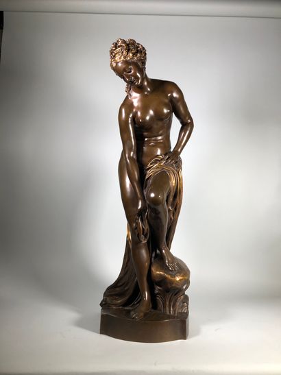 null Christophe Gabriel ALLEGRAIN (1710-1795)
Vénus sortant du bain.
Epreuve en bronze...