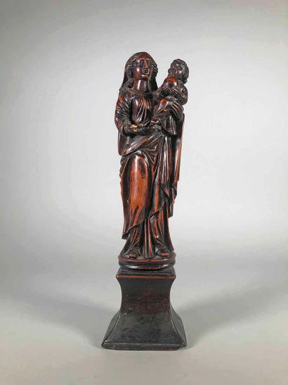 null Ecole du XVIIIe siècle
Vierge à l'Enfant tenant l'orbe.
Sculpture en buis patiné.
H...