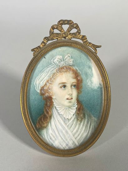 null Ecole du XIXe siècle 
Portrait de femme au ruban.
Miniature à vue ovale.
Vue...