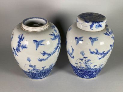null Paire de pots couverts en porcelaine bleu-blanc, à décor de pluviers parmi chrysanthèmes,...