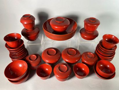 null Important set of red lacquer bowls and cups.
Japan, 20th century.