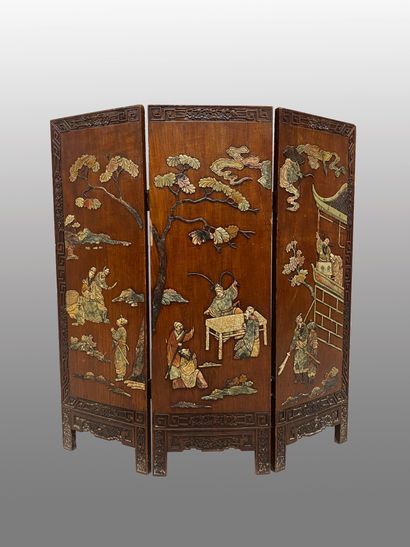 null Small three-leaf wooden screen, decorated with polychrome soapstone inlays,...