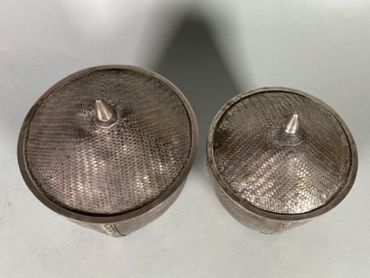 null Set of two small covered baskets in silver (800°/°°) woven, imitating basketry,...