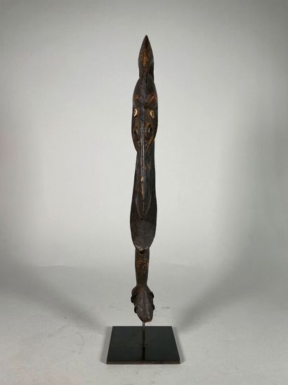 null Beautiful and ancient Korewori statue in carved wood with patina.
Oceania, New...