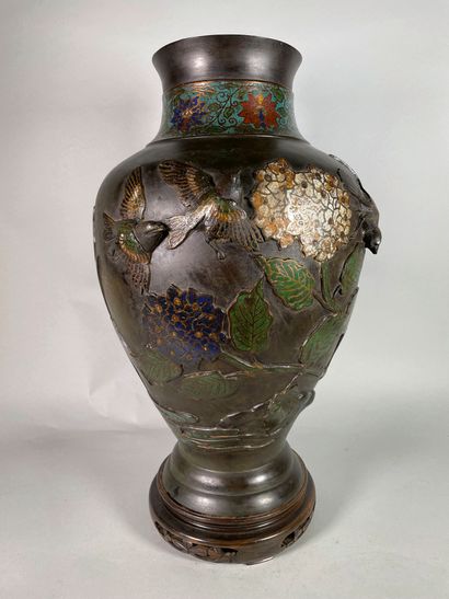 null Baluster vase in cloisonné bronze, champlevé and enamelled with birds in relief,...