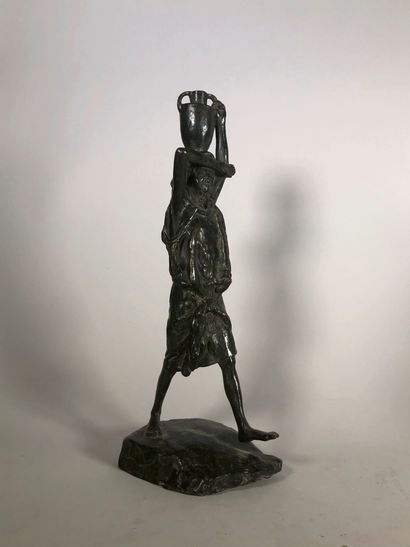 null Paul LANDOWSKI (1875-1961) (after) 
Bedouin woman carrying water.
Proof in bronze...