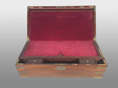 null Mahogany marine writing desk (crack) 19th century.
H: 20 cm - W: 60 cm - D:...