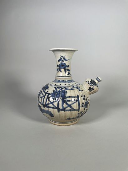 null Blue-white porcelain kendi pot, the rounded ribbed body, decorated with rocks,...