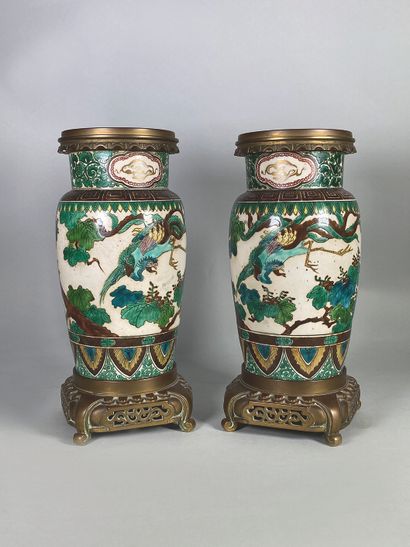 null Pair of enameled porcelain vases of phœnix in greenery, in the green family...