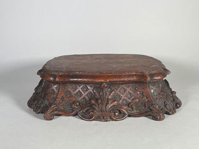 null Carved oak base with lattice work, acanthus and shells. 
19th century.
H: 10...