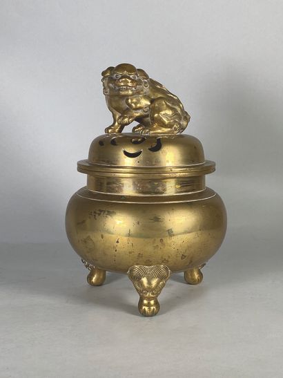 null Bronze perfume burner, the lid surmounted by a fô dog. 
China. 
Height: 25 ...