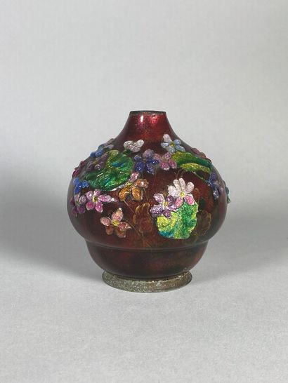 null Camille FAURE (1874-1956)
Vase polychrome en émail sur cuivre à décor de fleurs.
Signé.
H...