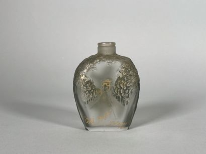 null Thomas Jones - Gai Paris
Moulded and satin-finished pressed glass bottle, featuring...