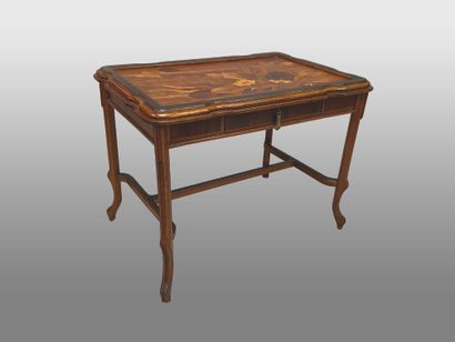 null Emile GALLE (1846-1904)
Small desk with water lily inlaid top opening to a drawer.
Signed.
H...