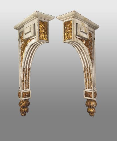 null Pair of lacquered and gilded wood corbels, carved with right-angled spirals,...