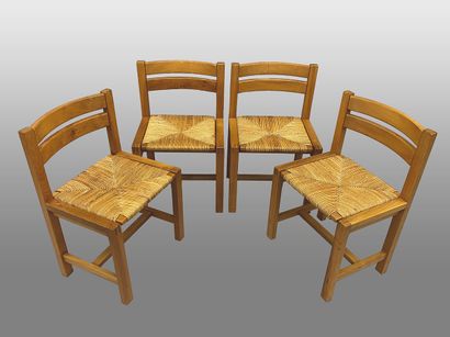 null MAISON REGAIN (Attributed to)
Suite of four elm chairs, openwork backs, straw-covered...