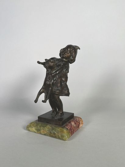 null Clara Ayats JUAN (1875-1958)
Fillette portant un chat.
Epreuve en bronze à patine...