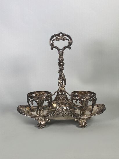 null A silver oil cruet chased with garlands of flowers.
H : 29 cm W : 29 cm - Weight...