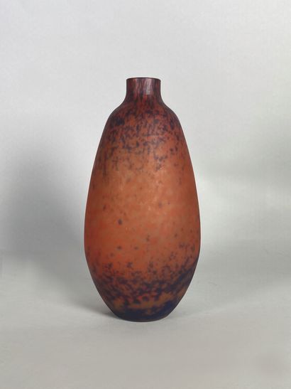 null DELATTE Nancy
Small-necked ovoid vase in orange-toned speckled glass.
Height:...