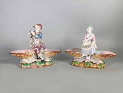 null Pair of porcelain salt cellars with a pastoral theme.
19th century.
H : 15,5...