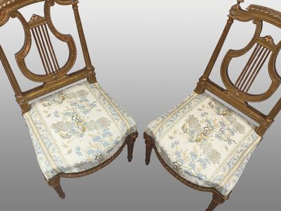 null Pair of chairs in molded wood, gilded and carved with rows of pearls and ribbons,...