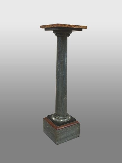 null Colored marble column forming a saddle.
19th century.
H: 100 cm - W: 28.5 cm...
