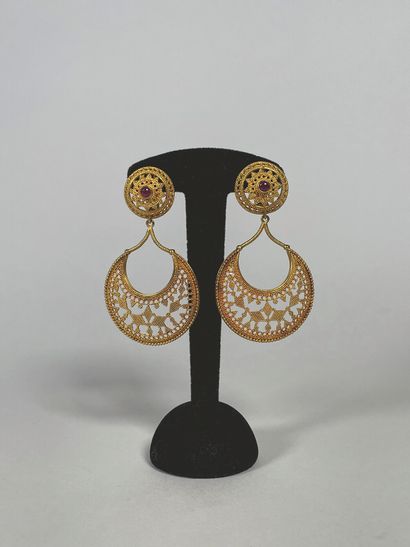 null LALAOUNIS
Pair of ear clips in 18K (750°/°°) yellow gold with filigree and openwork...