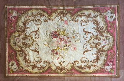 null AUBUSSON
Wool tapestry with floral motif. (Small tears in the borders).
Napoleon...