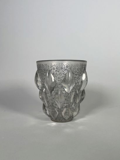 null René LALIQUE (1860-1945)
Pressed and engraved glass truncated-cone vase, "Rampillon"...