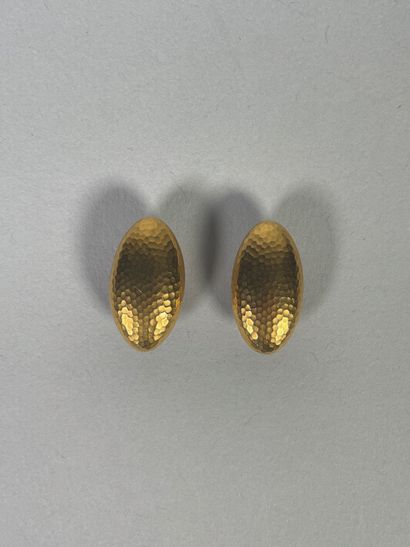 null Pair of oval cufflinks in hammered 18K (750°/°°) yellow gold.
Weight: 5.8 g