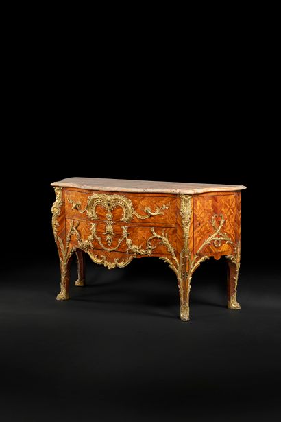 null Commode à palmes et fleurs en satiné et marqueterie de croisillons, et bronzes...