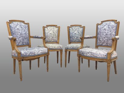 null Suite de deux fauteuils et deux chaises en hêtre mouluré (peints à l’origine),...