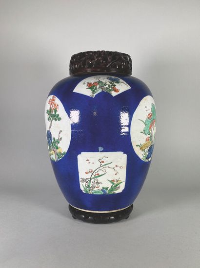 Vase ovoïde en porcelaine à décor, sur fond...