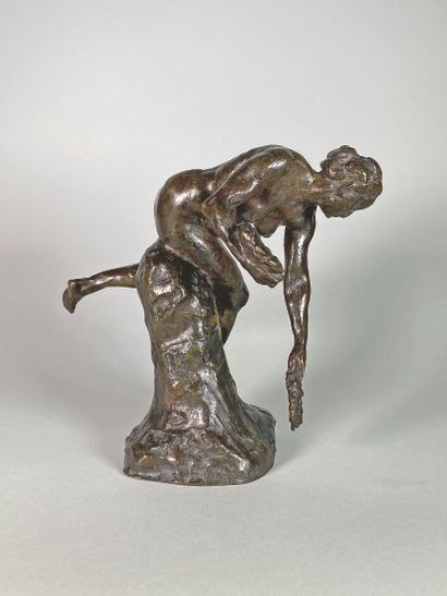 null Aimé Jules DALOU (1838-1902)
Femme aux couronnes.
Epreuve en bronze à patine...