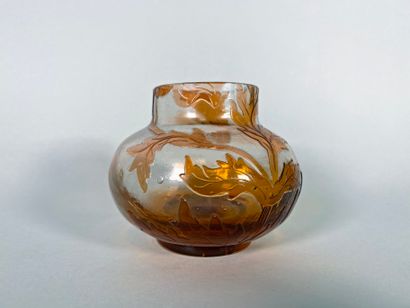 GALLE
Petit vase globulaire en verre multicouche...
