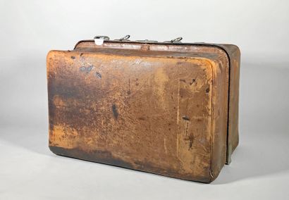  Maison Paul SORMANI. 
Petite valise en cuir marron (usures et taches). La serrure... Gazette Drouot