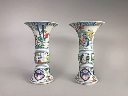 Paire de petits vases de forme Gu, en porcelaine...