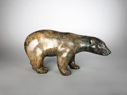 null Pierre CHENET (XX-XXI siècles)
Ours polaire. 
Epreuve en bronze à patine vert...
