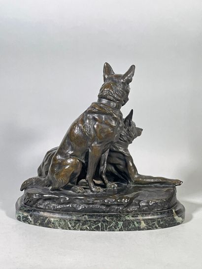 null Louis RICHÉ (1877-1949)
Repos des deux chiens de berger.
Epreuve en bronze à...
