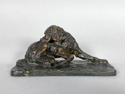 null René PARIS (1881-1970)
Epagneul se grattant.
Epreuve en bronze à patine brun...