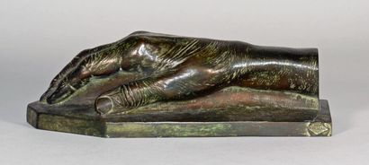 null Edward A. MINAZZOLI (1887-1973)
La main, 1952.
Epreuve en bronze à patine vert...