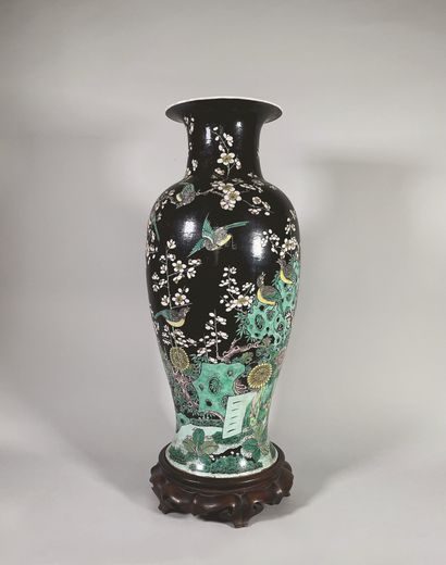 Grand vase balustre en porcelaine, à décor,...
