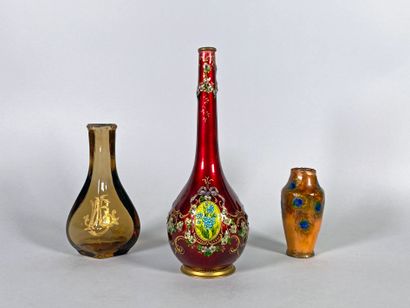 null Ensemble de trois soliflores :
- Jules SARLANDIE (1874-1936). Vase à long col...