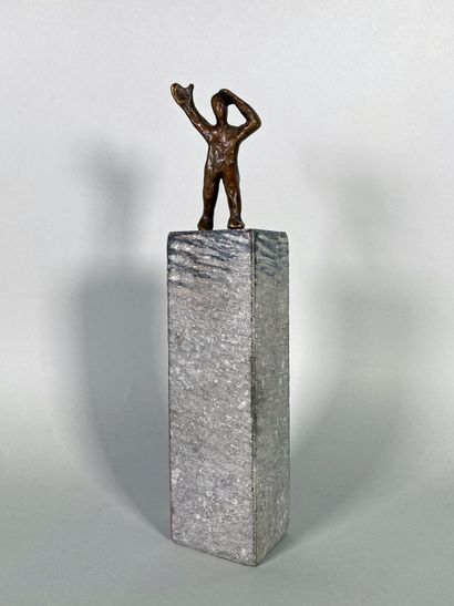 null Francis MÉAN (né en 1952)
Le salut. 
Sujet en bronze reposant sur une pierre....