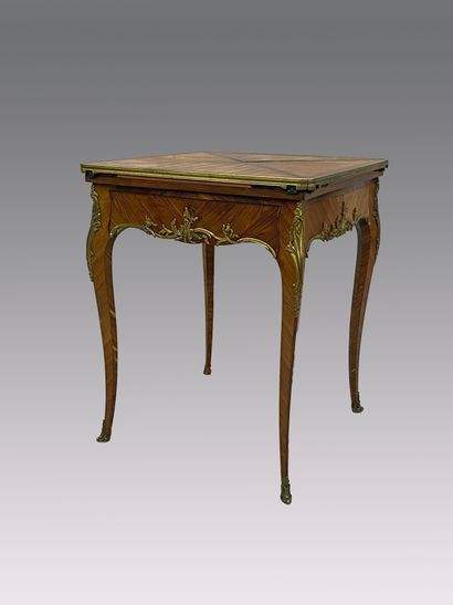  Paul SORMANI (1817-c.1877)
Veneered game table opening to a drawer and resting on... Gazette Drouot
