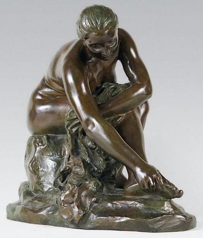 Aimé-Jules DALOU (1838-1902) Baigneuse s'essuyant le pied droit. Rare épreuve en...