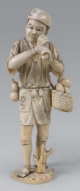 JAPON XIXe Le marchand ambulant. Okimono en ivoire. (Manques). Haut.: 24 cm