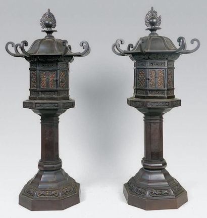 null Paire de brûle parfum en bronze. Chine, XIXe siècle. Haut.: 67 cm