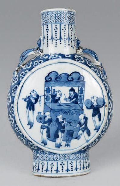 CANTON XIXe Vase en porcelaine bleu - blanc à décor de musiciens. Haut.: 26 cm