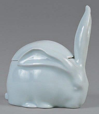 Edouard Marcel SANDOZ (1881 - 1971) Lapin oreillée dressée. Bonbonnière en porcelaine...